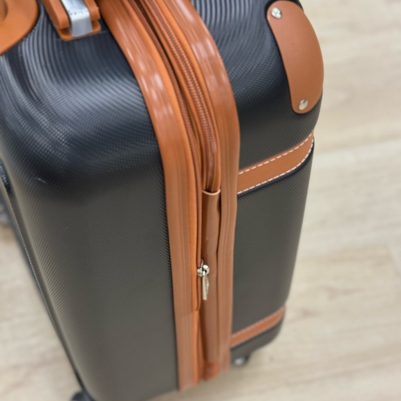 London fog luggage carry on 20” expandable hardside spinner - Picture 6 of 7